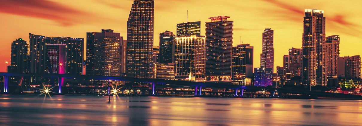 Cidade de Miami ao pôr do sol, EUA